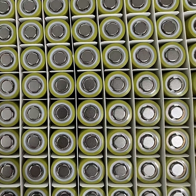 21700 Lithium-Ionen-Batteriezelle, 5000 mAh Kapazität, 3C 15A Entladungsrate.